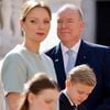 Le Prince Albert II de Monaco (à droite), la Princesse Charlène (2ème à gauche) et leurs enfants Gabriella
(2e à gauche) et Jacques (2e à droite) attendent l'arrivée du président français pour une visite d'État de deux jours au palais princier de Monaco. Photo by Ludovic Marin/Pool/ABACAPRESS.COM