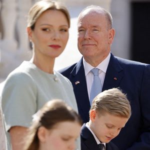 Le Prince Albert II de Monaco (à droite), la Princesse Charlène (2ème à gauche) et leurs enfants Gabriella
(2e à gauche) et Jacques (2e à droite) attendent l'arrivée du président français pour une visite d'État de deux jours au palais princier de Monaco. Photo by Ludovic Marin/Pool/ABACAPRESS.COM