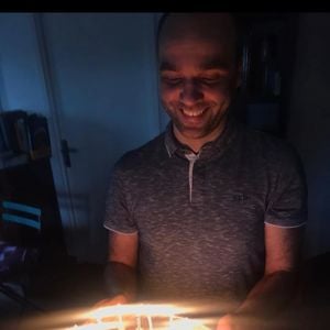 Un an plus tard, elle lui rend hommage à travers une story sur Instagram.

Faustine Bollaert éprouvée par la mort d'un ami survenue il y a un an, sur Instagram le 6 octobre 2025.