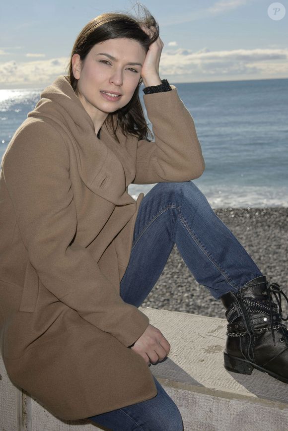 La chanteuse française Lucie Bernardoni pose lors d'une séance photo à Nice, dans le sud de la France, le 01 mars 2014. Photo par Patrice Masante/ABACAPRESS.COM