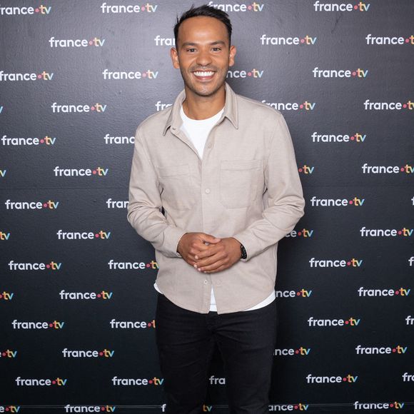 Pourtant, celui qui a désormais ses entrées dans tous les réseaux : sport, divertissement ou politique, n'a pas eu un démarrage facile... 

Mohamed Bouhafsi assiste à la conférence de presse de France TV le 4 septembre 2024 à Paris, en France. Photo : Nasser Berzane/Abaca