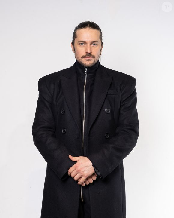 "Oui, je suis vraiment heureux", a-t-il confié, un peu timidement. Une histoire qui semble donc prometteuse et partie pour durer.

Exclusif -  Lucas Bravo- Photocall du défilé LGN - Louis Gabriel Nouchi lors de la Paris Fashion Week - Mode Homme automne/hiver 25-26, Paris, France, 22 Janvier 2025. © Jeremy Melloul / Bestimage