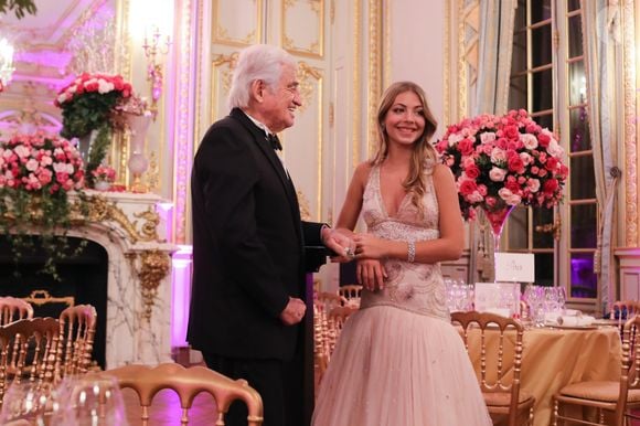 Stella Belmondo (robe Chanel Haute Couture) et son père Jean-Paul Belmondo - Rendez-vous avec Stella Belmondo et ses parents Jean-Paul Belmondo et Natty Tardivel à l'hôtel Shangri-La Hotel, Paris - Le Bal 2019, vingt-cinquième édition. Le 30 novembre 2019
© Le Bal / Jacovides-Borde-Moreau / Bestimage

Les partenaires du Bal :
Shangri-La Hotel, Paris, l'hôtel du Bal
Harakh, le joaillier du Bal
Renault, la voiture du Bal

Les charités du Bal : Seleni et Enfants d'Asie
Le maquillage : By Terry
Le coiffeur : Alexandre de Paris