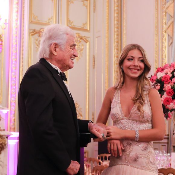 Stella Belmondo (robe Chanel Haute Couture) et son père Jean-Paul Belmondo - Rendez-vous avec Stella Belmondo et ses parents Jean-Paul Belmondo et Natty Tardivel à l'hôtel Shangri-La Hotel, Paris - Le Bal 2019, vingt-cinquième édition. Le 30 novembre 2019
© Le Bal / Jacovides-Borde-Moreau / Bestimage

Les partenaires du Bal :
Shangri-La Hotel, Paris, l'hôtel du Bal
Harakh, le joaillier du Bal
Renault, la voiture du Bal

Les charités du Bal : Seleni et Enfants d'Asie
Le maquillage : By Terry
Le coiffeur : Alexandre de Paris