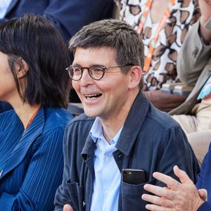 Tout en déplorant le manque de moyens et les conditions de travail compliquées.

Thomas Sotto en tribunes lors des Internationaux de France de tennis de Roland Garros 2023, à Paris, France, le 6 juin 2023. © Jacovides-Moreau/Bestimage