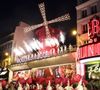 et est menacé en raison d'un projet de réhabilitation de la salle de cabaret.


Les ailes du Moulin-Rouge tournent à nouveau, quatorze mois après leur chute accidentelle à Paris le 10 juillet 2025. Le mythique cabaret du 18ᵉ arrondissement de Paris a célébré ce redémarrage sous les feux d'artifice et dans une profusion de plumes rouges. 
Pour l'occasion, la troupe du Moulin-Rouge s'est produite devant l'établissement, dans une profusion de plumes rouges virevoltantes symbolisant le réveil des ailes. © Jack Tribeca / Bestimage