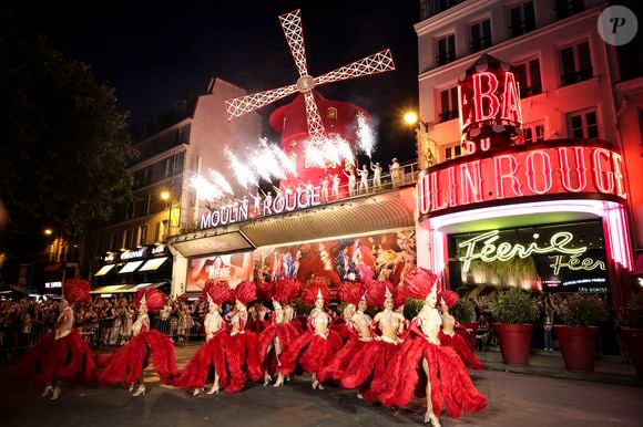 et est menacé en raison d'un projet de réhabilitation de la salle de cabaret.


Les ailes du Moulin-Rouge tournent à nouveau, quatorze mois après leur chute accidentelle à Paris le 10 juillet 2025. Le mythique cabaret du 18ᵉ arrondissement de Paris a célébré ce redémarrage sous les feux d'artifice et dans une profusion de plumes rouges. 
Pour l'occasion, la troupe du Moulin-Rouge s'est produite devant l'établissement, dans une profusion de plumes rouges virevoltantes symbolisant le réveil des ailes. © Jack Tribeca / Bestimage