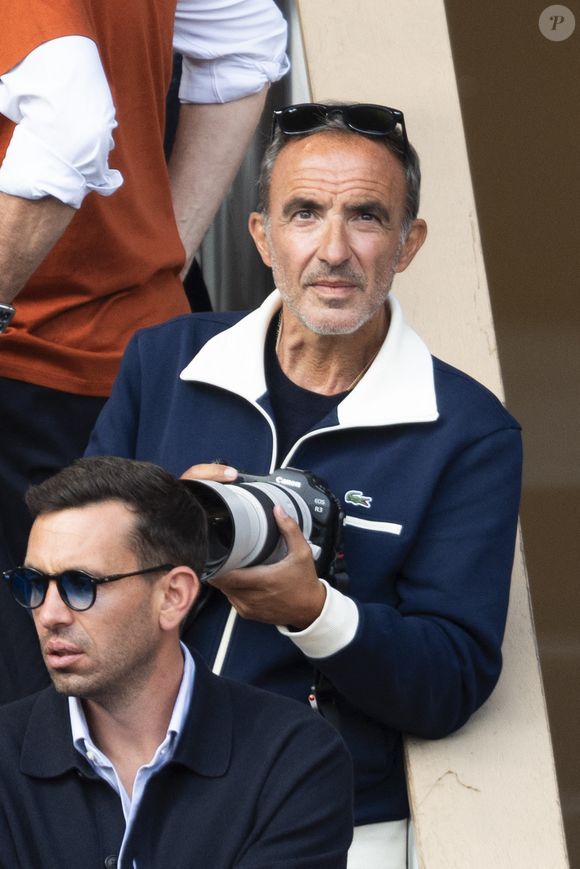Nikos Aliagas (fait des photos) - Hommage à Rafael Nadal lors des internationaux de France de tennis à Roland Garros le 25 mai 2025.

© Cyril Moreau / Dominique Jacovides  / Bestimage