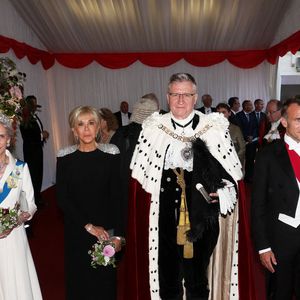 Le prince Richard, duc de Gloucester, La duchesse de Gloucester, Brigitte Macron, Alastair King, lord maire de Londres, Le président Emmanuel Macron, Florence King, Lady Mayoress of the City of London lors d’un banquet d’état à Guildhall, Londres le 9 juillet 2025. Le couple présidentiel français est en voyage officiel au Royaume Uni pour trois jours.

© Dominique Jacovides / Bestimage