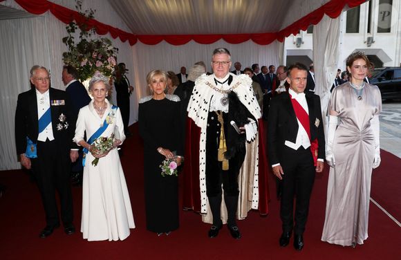 Le prince Richard, duc de Gloucester, La duchesse de Gloucester, Brigitte Macron, Alastair King, lord maire de Londres, Le président Emmanuel Macron, Florence King, Lady Mayoress of the City of London lors d’un banquet d’état à Guildhall, Londres le 9 juillet 2025. Le couple présidentiel français est en voyage officiel au Royaume Uni pour trois jours.

© Dominique Jacovides / Bestimage