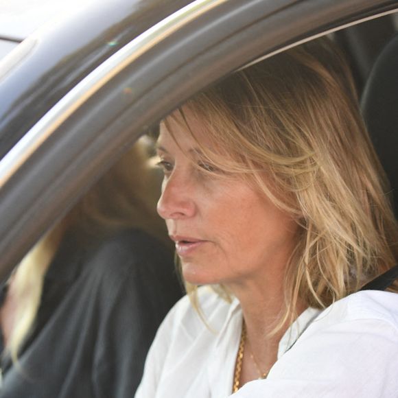 Marie et Sarah Poniatowski - Les invités à la sortie de la propriété de Douchy-Montcorbon après les obsèques d'Alain Delon le 24 août 2024.