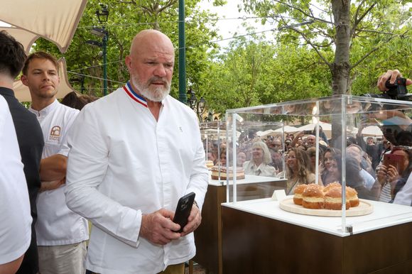 Les Chefs à Saint-Tropez fêtent les producteurs 2025 - Inauguration de la 5e édition,  les Chefs et les producteurs se retrouvent sur la place des Lices à Saint-Tropez, le 3 mai 2025. Le chef Philippe Etchebest membre du Jury du concours de Patisserie - La Tropezienne. ©Jean-Marc Lhomer / Bestimage.