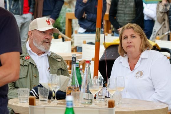 les Chefs à Saint-Tropez fêtent les producteurs 2025 - Les Chefs et les producteurs se retrouvent sur la place des Lices à Saint-Tropez, le 4 mai 2025. Les chefs Philippe Etchebest et Stéphanie Le Quellec. ©Jean-Marc Lhomer / Bestimage.