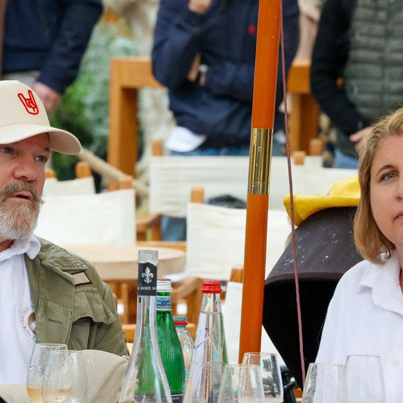 les Chefs à Saint-Tropez fêtent les producteurs 2025 - Les Chefs et les producteurs se retrouvent sur la place des Lices à Saint-Tropez, le 4 mai 2025. Les chefs Philippe Etchebest et Stéphanie Le Quellec. ©Jean-Marc Lhomer / Bestimage.