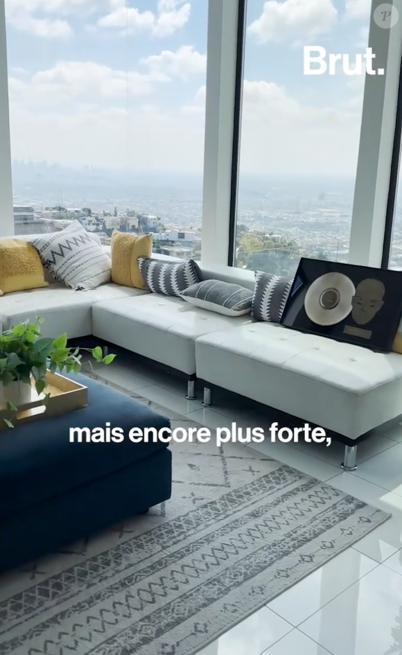 Il explique que la lumière et l’environnement influencent sa manière de composer.

Capture Vidéo Brut