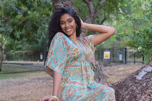 Une femme déterminée avec les pieds sur terre qui ne se laisse pas aveugler par les strass et les paillettes de l'élection Miss France.

Priya Padavatan, élue Miss Réunion @Instagram 2025