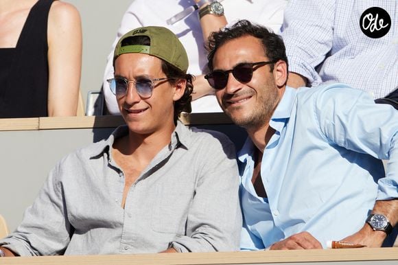 La Famille Kretz, Valentin et le chanteur Raphaël en tribunes lors des Internationaux de France de tennis de Roland Garros 2023 à Paris, France, le 31 mai 2023. © Jacovides-Moreau/Bestimage