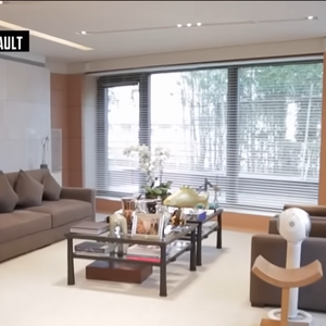 Bernard Arnault fait visiter son bureau avenue Montaigne à Léa Salamé dans l'émission "Stupéfiant"