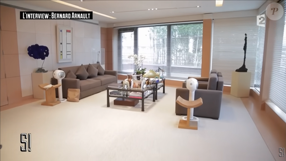 Bernard Arnault fait visiter son bureau avenue Montaigne à Léa Salamé dans l'émission "Stupéfiant"