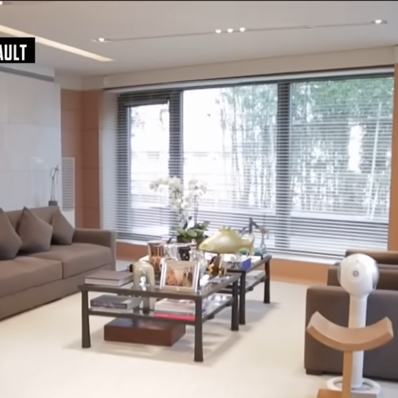 Bernard Arnault fait visiter son bureau avenue Montaigne à Léa Salamé dans l'émission "Stupéfiant"