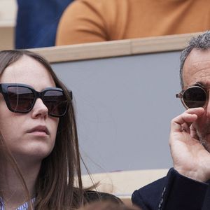 Elie Semoun et sa compagne Aude dans les tribunes au même moment dans les tribunes des Internationaux de France de tennis de Roland Garros 2024 à Paris, France, le 2 juin 2024. © Jacovides-Moreau/Bestimage