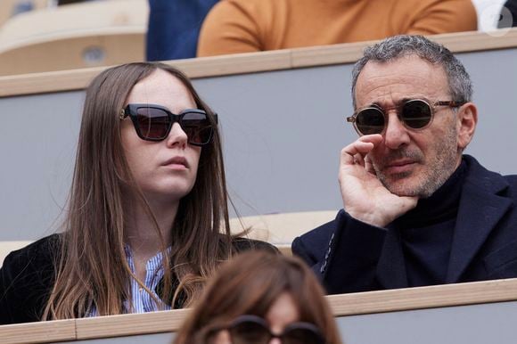 Elie Semoun et sa compagne Aude dans les tribunes au même moment dans les tribunes des Internationaux de France de tennis de Roland Garros 2024 à Paris, France, le 2 juin 2024. © Jacovides-Moreau/Bestimage