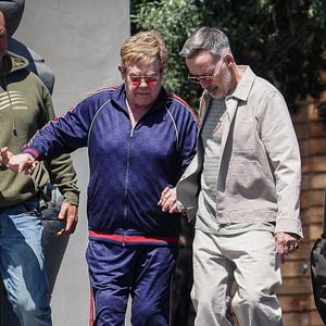 Elton John a été aperçu quittant la boutique Maxfield, à West Hollywood, accompagné de son mari David Furnish et d’un garde du corps.

Backgrid USA / Bestimage