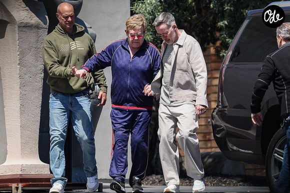 Elton John a été aperçu quittant la boutique Maxfield, à West Hollywood, accompagné de son mari David Furnish et d’un garde du corps.

Backgrid USA / Bestimage