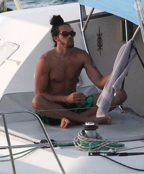 Joakim Noah en vacances à Saint-Barthelemy fête son anniversaire (27 ans) entouré de sa petite amie et d'un groupe d'amis sur un voilier au large de la plage de Colombier le 25 février 2012.