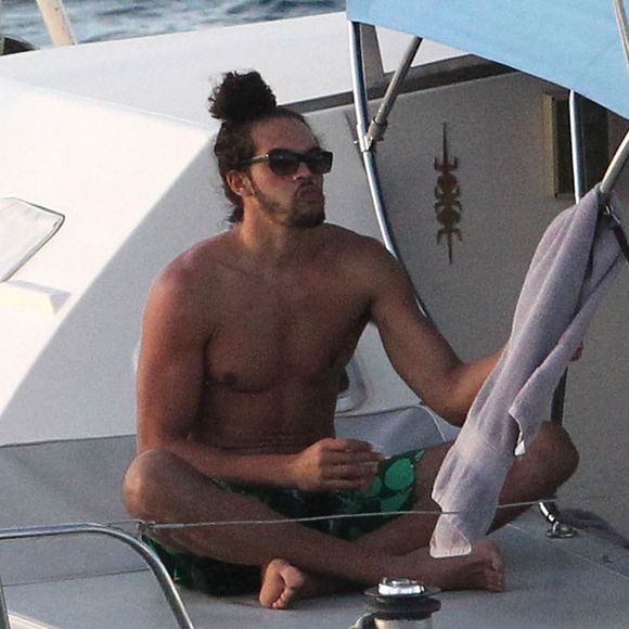 Joakim Noah en vacances à Saint-Barthelemy fête son anniversaire (27 ans) entouré de sa petite amie et d'un groupe d'amis sur un voilier au large de la plage de Colombier le 25 février 2012.