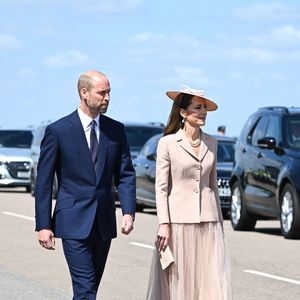 Kate a aussi fait rayonner le savoir-faire français dans une tenue rose poudré signée Dior

Le prince William, prince de Galles, et Catherine (Kate) Middleton, princesse de Galles, accueillent le couple présidentiel français le président Emmanuel Macron et sa femme la Première Dame Brigitte Macron à l'aéroport Station RAF de Northolt, à Ruislip, Royaume Uni, le 8 juillet 2025. À l'invitation de Leurs Majestés le roi et la reined'Angleterre, le président français et Madame la Première effectueront une visite d'État au Royaume-Uni du 8 au 10 juillet 2025. © Jeanne Accorsini/Pool/Bestimage