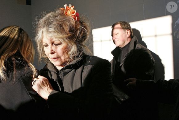 La légende du cinéma français Brigitte Bardot, devenue une fervente défenseuse des animaux, visite un centre de protection des animaux à Nice, dans le sud de la France, le 28 décembre 2005. Photo by ABACAPRESS.COM
