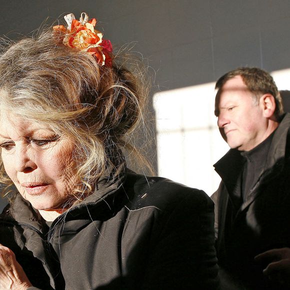 La légende du cinéma français Brigitte Bardot, devenue une fervente défenseuse des animaux, visite un centre de protection des animaux à Nice, dans le sud de la France, le 28 décembre 2005. Photo by ABACAPRESS.COM