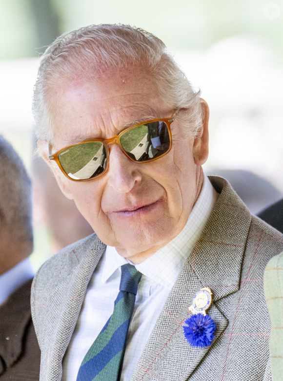 Etant un écologiste convaincu, le papa de William et Harry n'a pas choisi n'importe quel modèle... Et il a fait chauffer sa carte bleue. 

Le roi Charles III d'Angleterre avec le prince Edward, duc d'Édimbourg, Sophie, duchesse d'Édimbourg, et Salman bin Hamad bin Isa Al Khalifa de Bahreïn lors du Royal Windsor Horse Show. 17 mai 2025  (GOFF INF / BESTIMAGE).