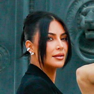 Kim Kardashian a témoigné au procès des Papys braqueurs

Kim Kardashian - La star américaine Kim Kardashian est arrivée au procès de la rue tronchet des "Papys braqueurs" au palais de justice de Paris, France. La star américaine doit décrire cette nuit qui l’a «traumatisée», selon ses mots, 9 hommes et 1 femme sont jugés, soupconnés d'avoir participé au casse du siècle, en dérobant à la star 9 millions d'euros de bijoux© Clovis-Liewig/Bestimage