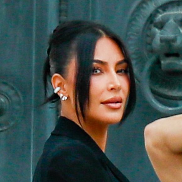 Kim Kardashian a témoigné au procès des Papys braqueurs

Kim Kardashian - La star américaine Kim Kardashian est arrivée au procès de la rue tronchet des "Papys braqueurs" au palais de justice de Paris, France. La star américaine doit décrire cette nuit qui l’a «traumatisée», selon ses mots, 9 hommes et 1 femme sont jugés, soupconnés d'avoir participé au casse du siècle, en dérobant à la star 9 millions d'euros de bijoux© Clovis-Liewig/Bestimage