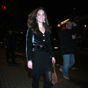 Elle a duré deux mois, et une proche raconte comment l'a vécu la future princesse.

Archives - Kate Middleton quittant le club "Boujis" avec des amis à Londres, le 12 décembre 2007. 

©Backgrid UK/ Bestimage