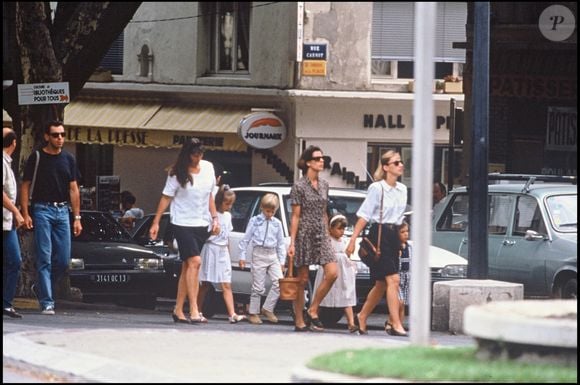 Caroline de Monaco et ses trois enfants à Saint-Rémy-de-Provence. AGENCE / BESTIMAGE
