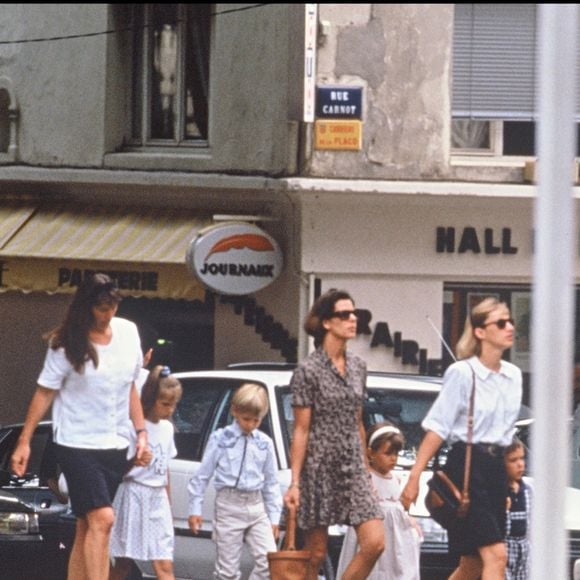 Caroline de Monaco et ses trois enfants à Saint-Rémy-de-Provence. AGENCE / BESTIMAGE