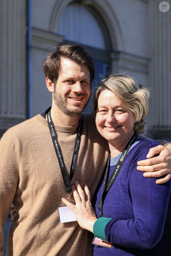 Luana Belmondo et son fils Alessandro lors des Journées du livre et du vin à Saumur (Maine et Loire) le 6 avril 2025. © Laeticia Notariani/Bestimage