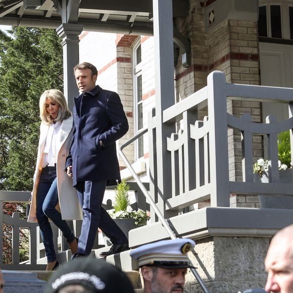 Si la vente a été actée, une clause particulière accorde la possibilité à la première dame d’y vivre jusqu’à la fin de l’année.


Le président de la République française, Emmanuel Macron accompagné de son épouse, Brigitte Macron quitte leur domicile pour aller voter pour le premier tour de l'élection présidentielle au Touquet, France, le 10 avril 2022. © Stéphane Lemouton/Bestimage