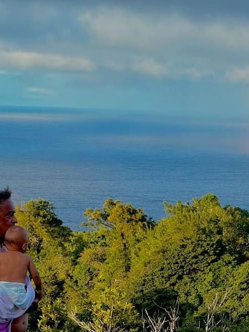 Yannick Noah entouré de son fils aîné Joakim (41 ans) et de sa petite dernière Keelaani (1 ans et demi) : vacances  en famille à Hawaï