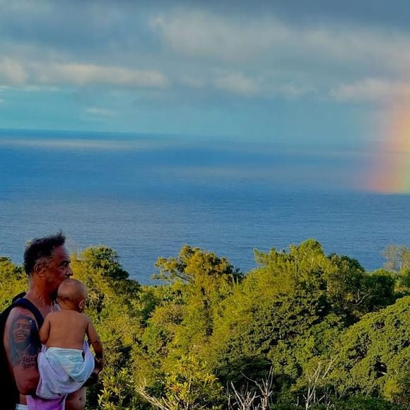 Yannick Noah est actuellement en vacances


Yannick Noah en vacances, il partage une photo avec sa fille Keelaani (1 ans et demi)