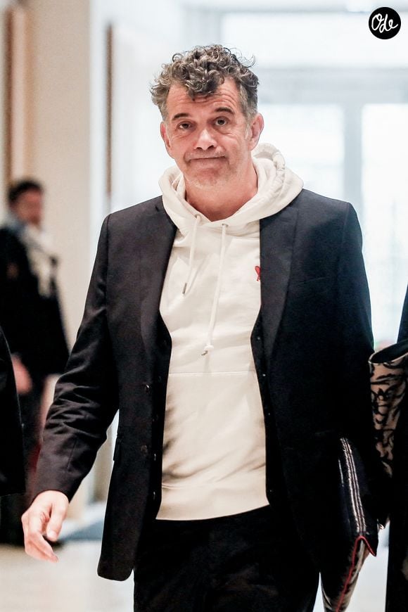 Stéphane Plaza arrive pour le verdict de son procès pour violences sur deux anciennes compagnes, à Paris, France, le 18 février 2025. © Chrstophe Clovis/Bestimage