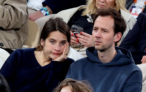 Benjamin Lavernhe et sa compagne Rebecca Marder en tribunes lors des Internationaux de France de Tennis de Roland Garros 2025, à Paris, France, le 6 juin 2025. © Jacovides-Moreau/Bestimage