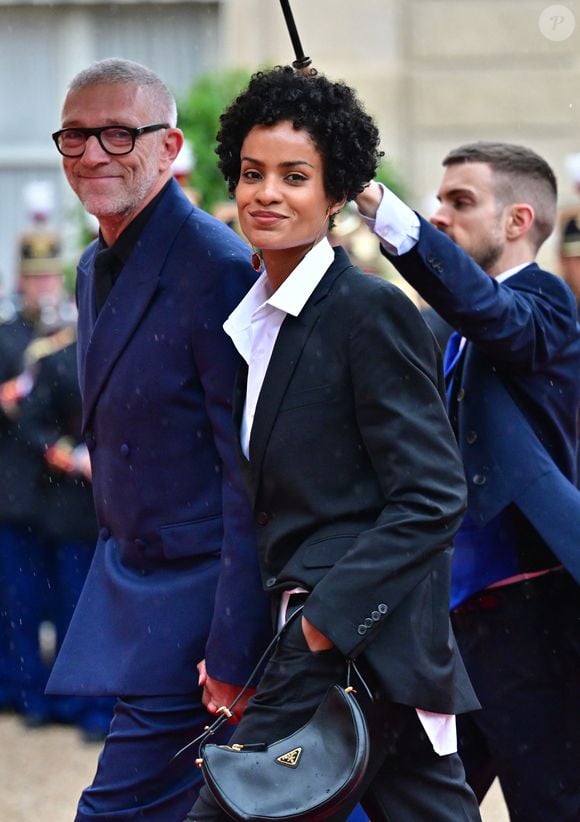 Tout au long du défilé, assis au premier rang, le couple n’a cessé de se tenir la main, échangeant des regards empreints de tendresse et de complicité.

Vincent Cassel et sa compagne Narah Baptista - Arrivées des personnalités au dîner d'État en l'honneur du président brésilien et de sa femme au palais présidentiel de l'Élysée à Paris le 5 juin 2025.
© Christian Liewig / Bestimage