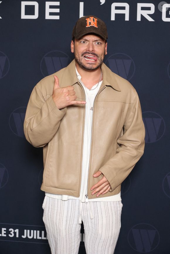 L'humoriste multiplie les projets : comedy club, restaurant chic, festival d'humour et marque de boisson.

Kev Adams assiste à la première de Largo Winch : Le Prix de l'argent au Grand Rex à Paris, France, le 18 juin 2024. Photo par Jerome Dominé/ABACAPRESS.COM