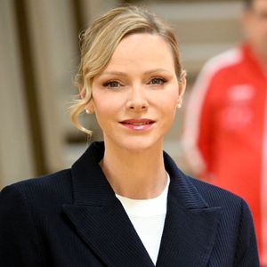 Elle avait choisi pour l'occasion un pantalon pattes d'éléphant

La princesse Charlene de Monaco a rendu hommage à la présidente et fondatrice de Special Olympics Monaco en baptisant un gymnase scolaire du Stade Louis II de son nom, Mireille Calmes, en présence de son fils Jean François Calmes et son petit fils Anton, le 18 octobre 2025. © Bruno Bebert/Bestimage