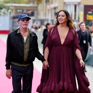 Karla Sofia Gascon et Jacques Audiard sur le tapis rouge d'Emilia Perez lors du 72e Festival international du film de Saint-Sébastien. 20 septembre 2024. ( (Lalo Yasky / Bestimage).