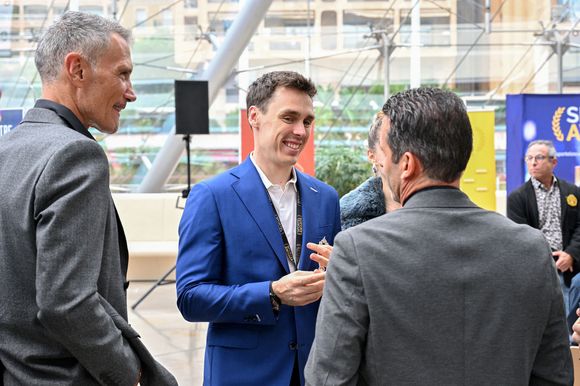 Exclusif -  Louis Ducruet, le fils de la princesse Stéphanie et président de l'équipe de football caritative du prince Albert II de Monaco, son oncle, "Les Barbagiuans", présente lors du Sportel 2024 au Grimaldi Forum à Monaco, le 27 octobre 2024, un ouvrage "Un Prince & des légendes" consacré à cette formation un peu particulière, créée autour d'un noyau dur d'anciens pros de l'A.S.M..
Pour cette présentation et séance de dédicace, Louis Ducruet était entouré de Marco Simone, Andréa Raggi, Ludovic Giuly, Claude Puel et Alfred Vitalis.
Fondée en 1980 sous l’impulsion du prince Albert II, l’équipe de football non-officielle « Munegu Autu » est devenue en 2020 l’association non caritative « les Barbagiuans de Monaco ». Désormais sous la présidence de Louis Ducruet, elle réunit les légendes du football monégasque ainsi que d’autres personnalités en lien avec la principauté, sous un même maillot. L'engagement de cette équipe permet de récolter des fonds pour l'association de la princesse Stéphanie, Fight Aids, qui vient en aide aux personnes atteintes du VIH.
Depuis une quinzaine d'années, la princesse et son staff organisent un match de football dans le cadre du Festival International du Cirque de Monte-Carlo. Pour maintenir cette tradition son fils, Louis Ducruet a repris le flambeau en 2020. Beaucoup de gens du cirque adorent le foot. Comme le premier lundi du festival est jour de relâche, Il y avait cette rencontre. Au départ, les amis du prince, et lui-même, avec son association des Barbagiuans affrontaient les artistes et tous les gens qui gravitent autour du festival. Le FC Cirque gagnait souvent à cette période-là. Le prince a commencé à ne plus beaucoup jouer et il a renforcé son équipe avec d'anciens joueurs de l'AS Monaco. Depuis quatre ans, Louis a pris l'affaire en main avec Romain Goiran, un entrepreneur monégasque, et Sébastien Frey, l'ancien gardien, notamment de l'AS Cannes, l'Inter Milan, Parme et la Fiorentina. Ils ont rendu la rencontre, qui se déroule au Stade Louis II, plus attractive avec d'ex-grands joueurs pro qui viennent jouer en faveur de Fight Aids. La première édition de la Fight Aids Cup avait rapporté près de 50 000 euros.
Cet ouvrage de 224 pages "Un Prince & des légendes" concentre de nombreux témoignages, sous la plume du journaliste François Verdenet où chaque joueur revient notamment sur l’histoire d’un maillot de l’AS Monaco qui lui est cher. Plus d’une vingtaine y sont présentés, dont deux par le Prince et Louis Ducruet. Les bénéfices de ce livre vendu 50 Euros, co-signé Ducruet - Goiran - Verdenet, sont évidemment reversés à l'association de la princesse Stéphanie. © Bruno Bebert / Bestimage